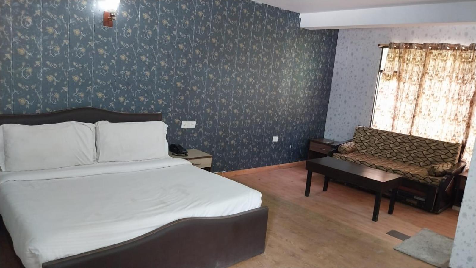 Отель The Royal Grand, Manali Jagatsukh Экстерьер фото